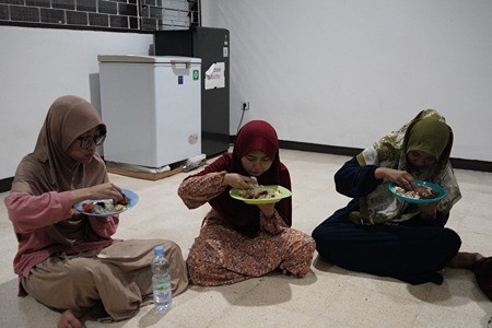 Bantu Kirim Kurma untuk Energi Santri Saat Puasa dan Belajar