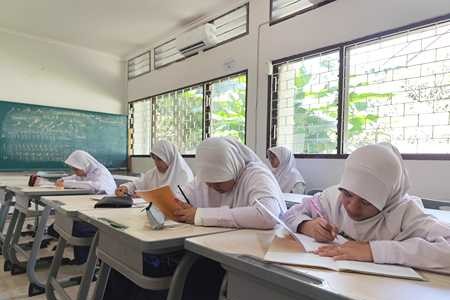 Investasi Pahala: Bantu Penuhi Kebutuhan Alat Tulis Santri di Pesantren